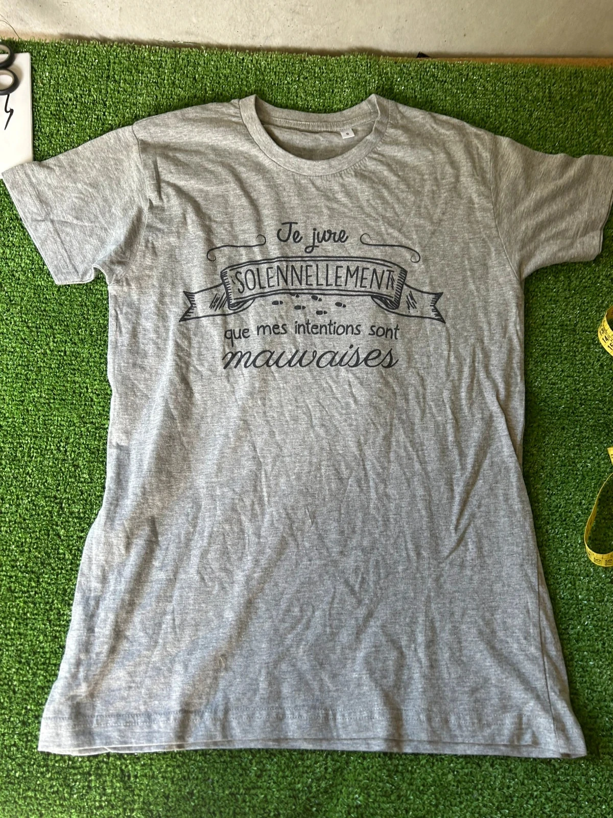 T-shirt cinza com estampa estilo coquete – photo 2